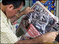 یک اسرائیلی در حال مطالعه روزنامه