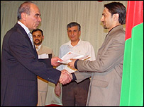 اعظم دادفر وزير تحصيلات عالی افغانستان (سمت چپ) و رويين رحمانی رييس دانشگاه خصوصی کاردان