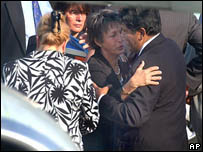 Em Genebra, Annie de Mello, viúva de Sérgio Vieira de Mello, cumprimenta Bertrand Ramcharan, alto comissário interino da ONU para os Direitos Humanos