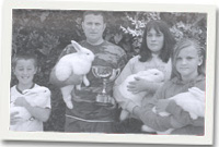 Paul a'i blant Erin ac Owain, a'u cyfnither Manon