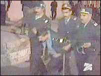 پليس يک تظاهرکننده را با خود می برد