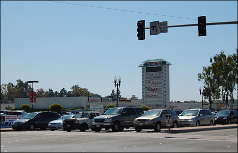 Xe hơi trên đường Little Saigon