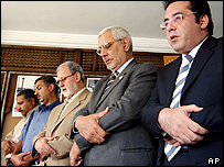 ايمن نور (راست)