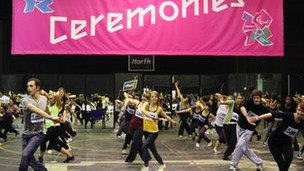 مشاركون يتدربون على فعاليات افتتاح واختتام الالعاب الاولمبية والالعاب الاولمبية للمعاقين 