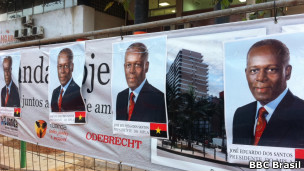 Propaganda eleitoral do presidente angolano sobre tapume da Odebrecht (Foto: João Fellet/BBC Brasil)