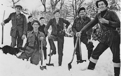 Heddwyn Jones a'i gyd-weithwyr yn ystod eira mawr 1947