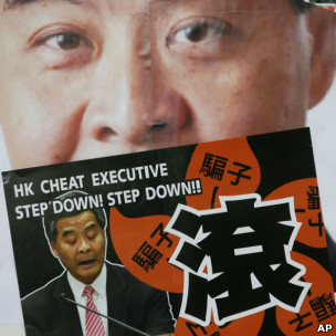 香港泛民主派支持者在立法會門外展示要求梁振英下台的標語牌（9/1/2013）