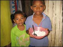 Dua anak Monik yang makan siang "kosongan" atau nasi putih saja