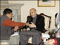 حامد کرزی رييس جمهور افغانستان در گفتگو با دو نوجوان افغان، راحله و سمون