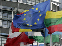 bandeira da União Européia ao centro