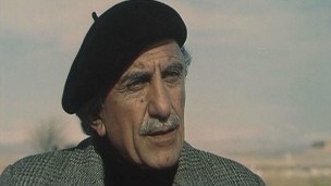 رضا کیانیان در نمایی از فیلم یک بوس کوچولو ساخته بهمن فرمان آرا