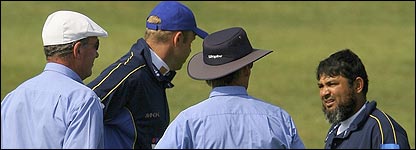 Chris Adams and Mushtaq Ahmed await an unsuccessful referral at Taunton