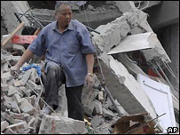 Chineses realizam buscas em destroços do terremoto em Dujiangbyan