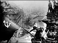 Soldado ergue bandeira soviética na Alemanha em 1945