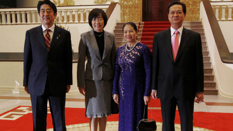 Hai thủ tướng Nguyễn Tấn Dũng và Shinzo Abe