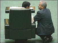 محمود احمدی نژاد (روی صندلی) و دانش جعفری، وزیر جدید اقتصاد