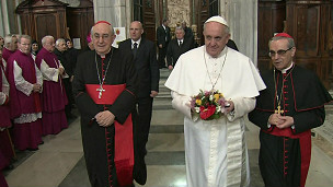 教皇方济各(白衣中立者)