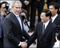 Chủ tịch Triết đã gặp ông Bush tại Hà Nội (Ảnh của AP)