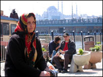 Mulher turca no porto de Karakoy, em Istanbul