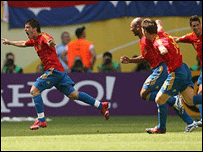 Jogadores espanhóis comemoram o primeiro gol de David Villa