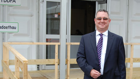 Dyfrig Ellis ar y maes ddydd Sul