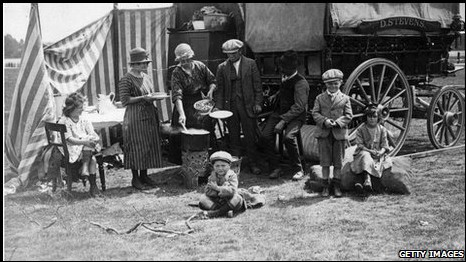 欧洲人对吉普赛人最初的好奇，很快就被持续的迫害、歧视、甚至种族灭绝屠杀所取代。