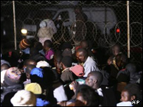 مخالفان دولت زیمبابوه در سفارت آفریقای جنوبی