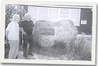 John Hughes gyda'i gyfneither, Violet Evans, tu allan i Ysgol Llywelyn, Bangor.