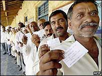 Voliči ve frontě při první fázi hlasování