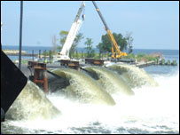 Bomba de sucção criada para drenar águas dos lagos (foto: Bruno Garcez)