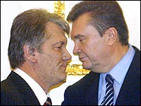 انتخابات تازه اوکراين ميان دو نامزد اصلی، ويکتور يوشچنکو (چپ) رهبر مخالفان و ويکتور يانوکويچ، نخست وزير فعلی برگزار می شود