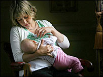 تغذیه با شیر مادر (عکس از آرشیو)