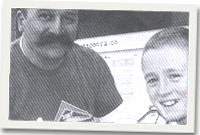 Gerwyn Roberts Manod, enillydd y ras dan 12 yn cael ei dlws gan Mr Rashid. (llun: Dafydd Roberts)