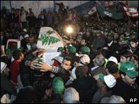 Manifestantes carregam o caixão de Ahmed Ali Mahmoud, em Beirute