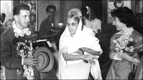 Rabbi Hugo and Jackie Gryn talking to Dr Jhirad