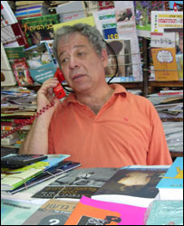Shmuel Gulden, vendedor de livros em Haifa, teme pela segurança da família