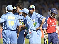 विकेट लेने के बाद ख़ुश भारतीय खिलाड़ी