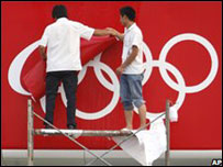 Công nhân bắt đầu dỡ bỏ biểu ngữ sau một Thế vận hội thành công