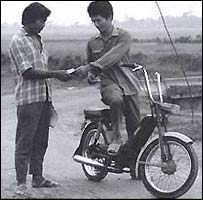 Thu thuế đường làng, hình minh họa trong sách của John Kleinen