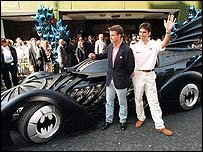 Damon Hill e Chris O'Donnell com o Batmóvel de 'Batman Eternamente'
