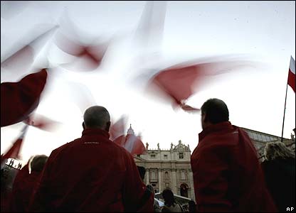 Peziarah Polandia membawa bendera nasional mereka, untuk mengingatkan negara asal mendiang Paus.