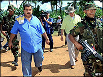 Diego Murillo (vestido de azul)