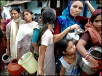 पानी का इंतज़ार करती महिलाएँ