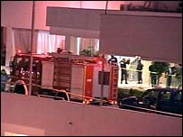 Hasiči před jedním z ammánských hotelů