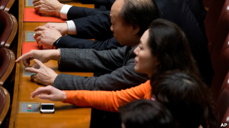 人大代表按按鈕對議案進行表決