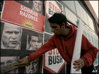 Manifestante pendura pôsteres anti-Bush em Mar Del Plata