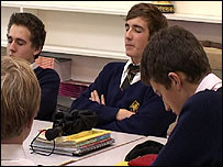 Alunos fazem 5 minutos de meditação