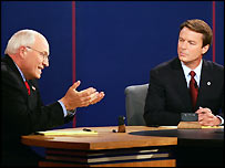 O vice-presidente americano e candidato à reeleição pelo Partido Republicano, Dick Cheney, e o candidato a vice-presidente na chapa democrata, John Edwards, debatendo nesta terça-feira à noite em Cleveland