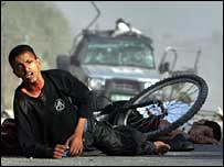 Một thiếu niên Palestine bị thương nằm trên đường