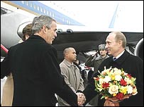 Vladimir Putin şi George Bush s-au întâlnit pe aeroportul Vnukovo din Moscova